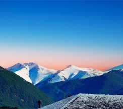 Двухкомнатный комфорт с общей террасой и видом на горы | 2 этаж в Hayat Haus