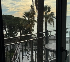 Двухместный люкс с балконом и с красивым видом из окна двуспальная кровать в Лучезарный