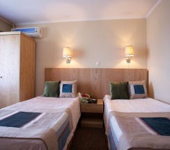 Двухместный номер Standard с балконом двуспальная кровать в Club Hotel Dostuk