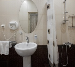 Трёхместный номер с видом на горы и сад в Skayfom