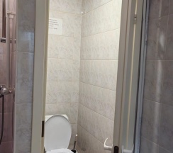 Кровать в 8-местном общем мужском номере в Only