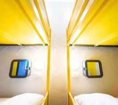 Кровать в общем номере в Monkey Dive Hostel Khaolak