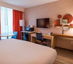 Четырёхместный люкс корпус 1 Family с 2 комнатами в Howard Johnson by Wyndham Anaheim Hotel and Water Playground