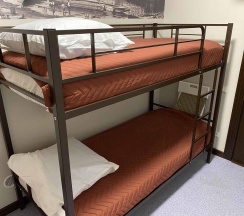 Кровать в 2-местном общем номере №3 в Стрежень