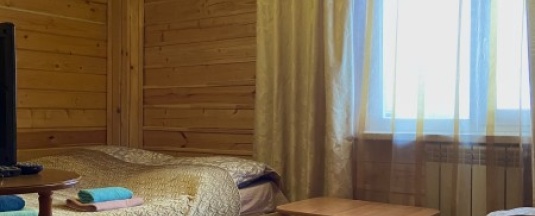 Номер с одной большой и одной обычной кроватями в Русская изба