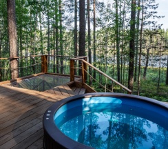 Сфера с купелью с видом на озеро в Forest lake