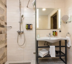 Представительский номер c 1 большой кроватью в Holiday Inn Kaliningrad