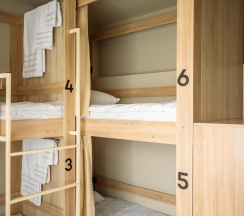 Кровать в 6-местном общем номере в Pillow Hostel