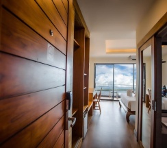 Двухместный номер Deluxe с балконом и с видом на море двуспальная кровать в Samui Bayview Resort & Spa