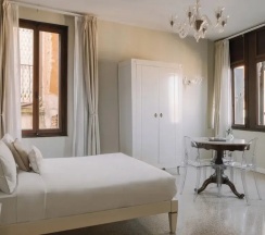 Двухместный номер Deluxe с видом на канал (двуспальная кровать) в Отель IH Hotels Venezia Salute Palace