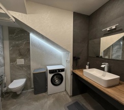 Четырёхместные апартаменты Premium с 3 комнатами с балконом и с видом на горы в Валентина