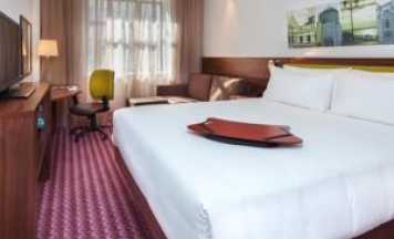 Номер стандарт улучшенный с 1 двуспальной кроватью в Hampton by Hilton Samara