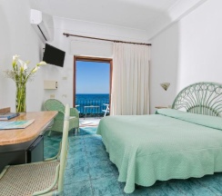 Двухместный номер Standard с видом на море двуспальная кровать в Hotel Pupetto