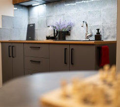 Апартаменты с двумя кроватями, кухней-гостиной  и отдельным входом в Двенадцать