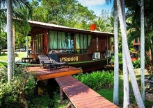 Люкс с видом на озеро в Kaengkrachan Boathouse Paradise Resort