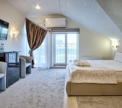 Двухместные апартаменты 18 Мансарда с видом на море двуспальная кровать в Exclusive Hotel&Apartments