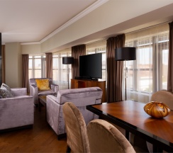 ЛЮКС БИЗНЕС-КЛАССА С БОЛЬШОЙ КРОВАТЬЮ (KING SIZE) И ДОСТУПОМ В БАР-ГОСТИНУЮ в Doubletree by Hilton Tyumen