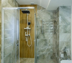 Четырёхместные апартаменты с 3 комнатами с балконом в Валентина