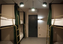 Кровать в общем 6-местном номере для мужчин и женщин в Guten Duck Moscow