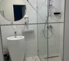 Двухместный номер Стандарт с балконом и с видом на горы двуспальная кровать в В моменте