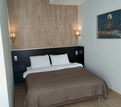 Большой номер с одной большой кроватью, диваном и кухней в Port inn