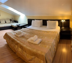 Трехместный номер , мансардного типа в Акс