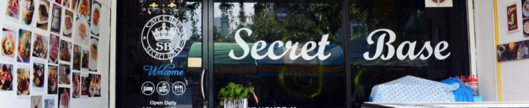 Кровать в общем номере в Cafe and Bar Secret Base