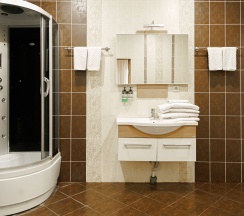 Четырехместный семейный номер с 1 двуспальной и 2 раздельными полуторными кроватями в Парк Культуры