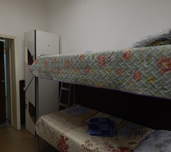 Кровать в общем номере с красивым видом из окна в Унисон