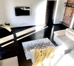 Двухместные апартаменты с 2 комнатами с балконом и с красивым видом из окна двуспальная кровать в Апартаменты InterLoft 6 Old Town Free Parking Wi-Fi 100/50 Smart TV