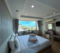 Номер Deluxe в The Beach Front Resort Pattaya  - SHA Plus