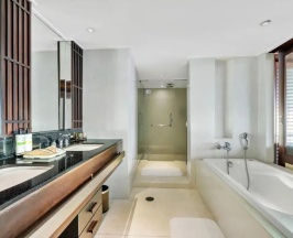 Двухместный люкс Executive двуспальная кровать в Pullman Phuket Karon Beach Resort ex. Hilton Phuket Arcadia Resort