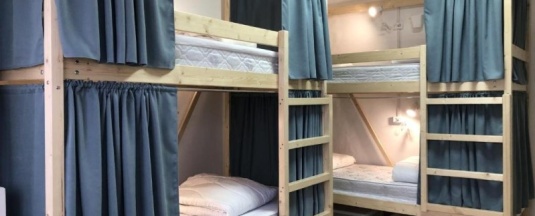 Кровать в 6-ти местном мужском номере. в Мир на Курской