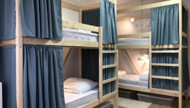 Кровать в 6-ти местном мужском номере. в Мир на Курской