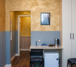 Двухместный номер с мини-кухней, двуспальной кроватью и ванной комнатой. в Goldie Home