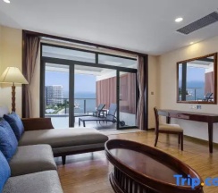 Семейный люкс с видом на море в Country Garden Silver Beach Hotel