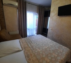 Трёхместный номер Standard с балконом и с видом на город в Morskoy priboy