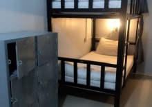 Кровать в общем номере в The Metallic Hostel