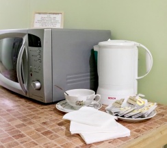 Кровать в общем номере с красивым видом из окна в Атлантида