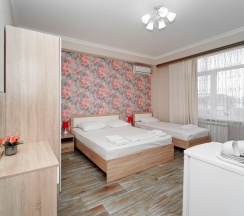 Трёхместная комната с одной двуспальной и односпальной кроватями в Чайка