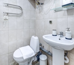 Двухместная комната с 2 односпальными кроватями и собственной ванной комнатой в МК Распутина