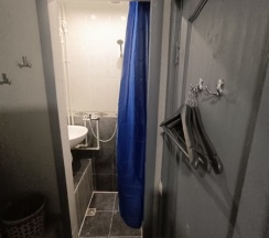 Трехместная капсула с двухъярусной кроватью без окна в Арт Галактика