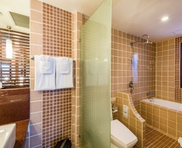 Двухместное бунгало Deluxe Premium двуспальная кровать в Duangjitt Resort & Spa