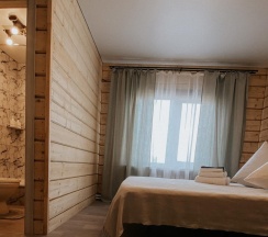 Трехместный номер с двуспальной и односпальной кроватью в Шум ручья