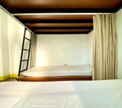 Кровать в общем номере с балконом в Bayhouse Hostel Penghu