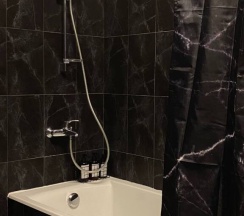 Коттедж с балконом и с красивым видом из окна в Friends House