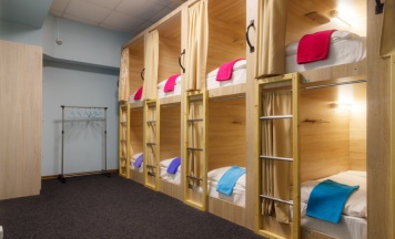 Спальное место в общем 10 местном капсульном номере в Nice Hostel