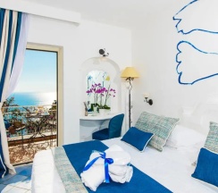 Двухместный номер Deluxe Seaview (двуспальная кровать) в Positano Art Hotel Pasitea