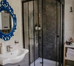 Коттедж с 3 комнатами с красивым видом из окна в Синяя синица