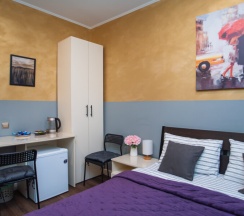 Двухместный номер с мини-кухней, двуспальной кроватью и ванной комнатой. в Goldie Home